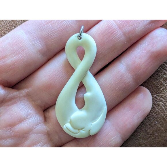 Vintage Bottlenose Beluga Whale Bone pendant, Maori Twist Whale pendant smooth - Picture 4 of 9
